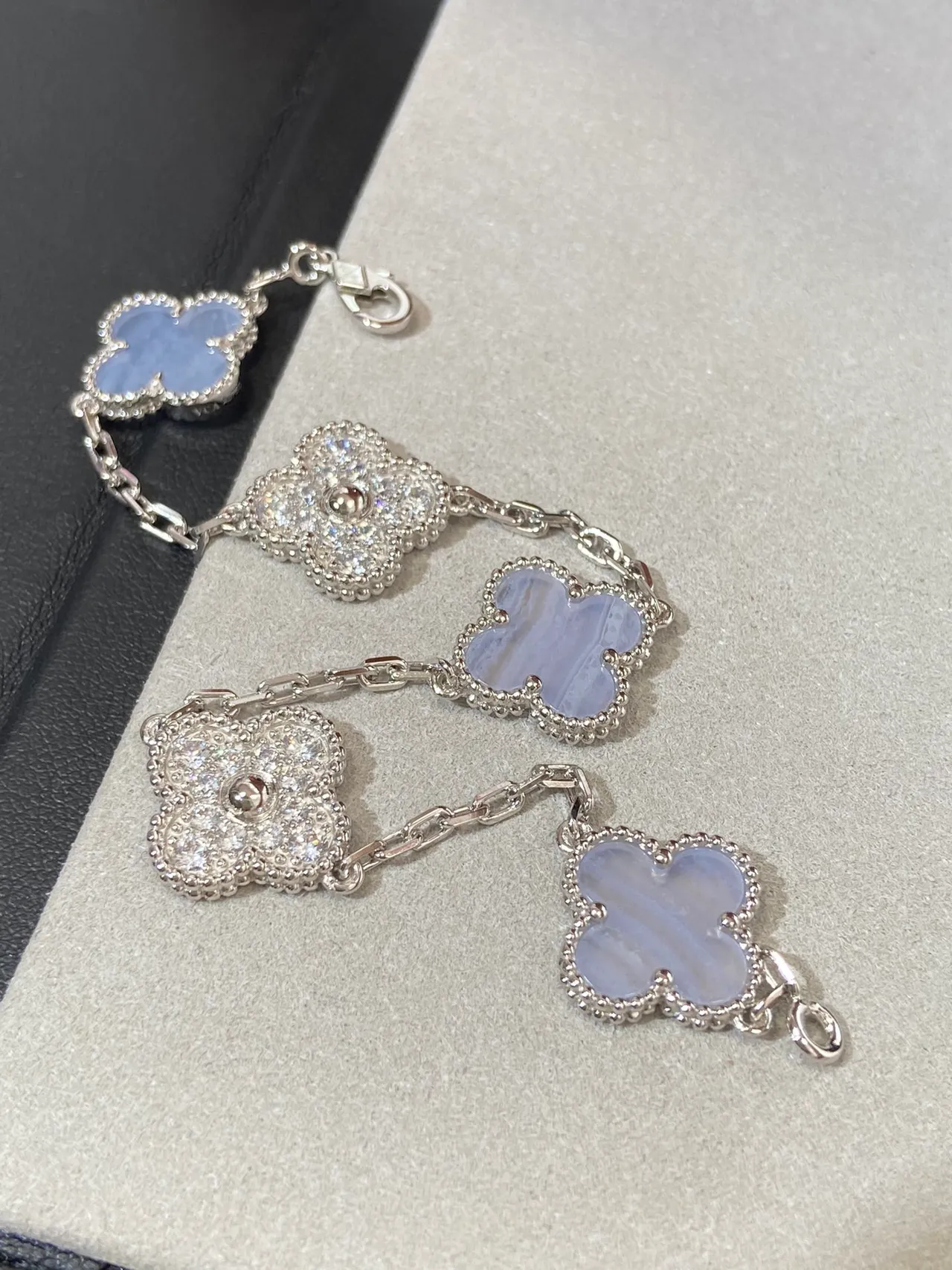 Van Cleef & Arpels Alhambra Plata Púrpura Trébol de Cuatro Hojas Motivos Detalle de Borda con Cuentas Brazalete 7