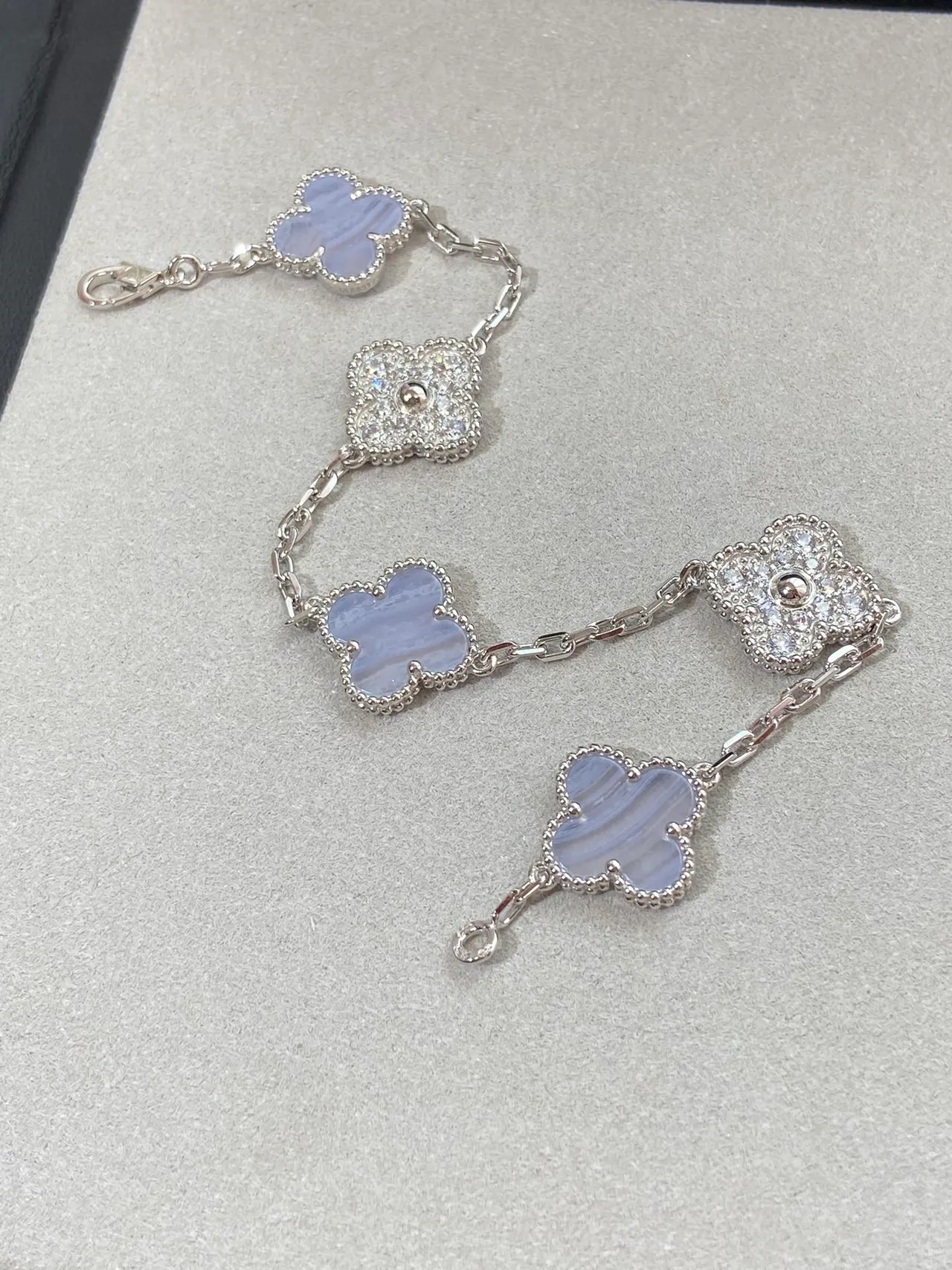 Van Cleef & Arpels Alhambra Plata Púrpura Trébol de Cuatro Hojas Motivos Detalle de Borda con Cuentas Brazalete 8