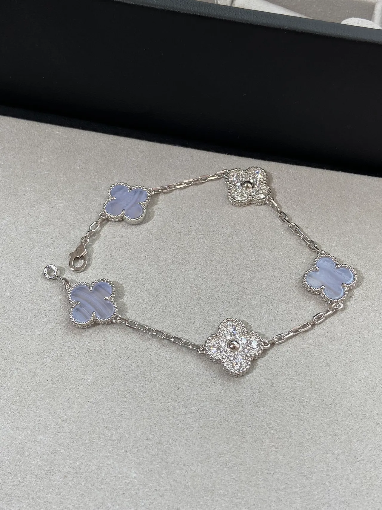 Van Cleef & Arpels Alhambra Plata Púrpura Trébol de Cuatro Hojas Motivos Detalle de Borda con Cuentas Brazalete 9