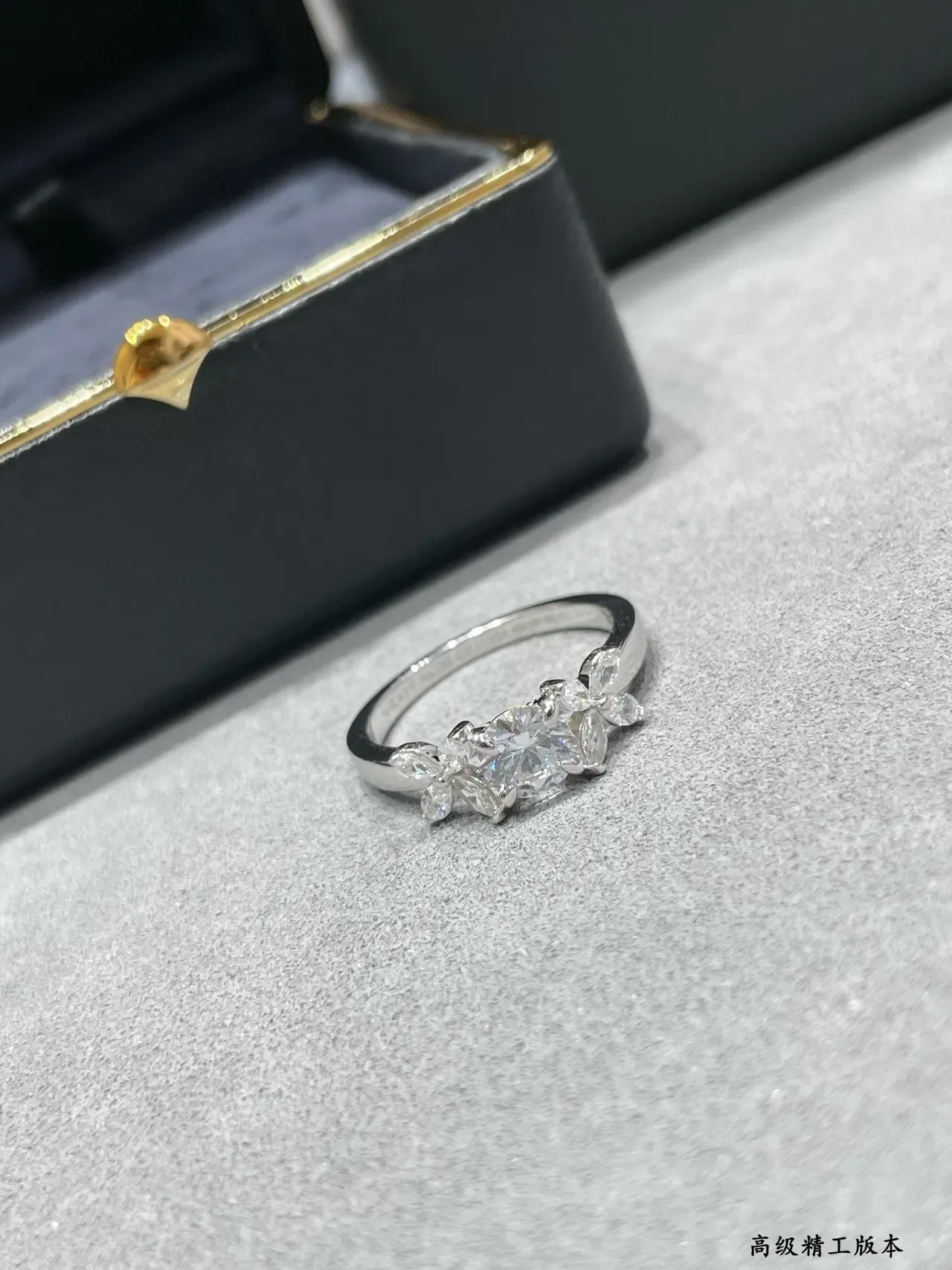 Van Cleef & Arpels Frivole फूलों का मोटिफ सफेद धातु हीरा अंगूठी 3