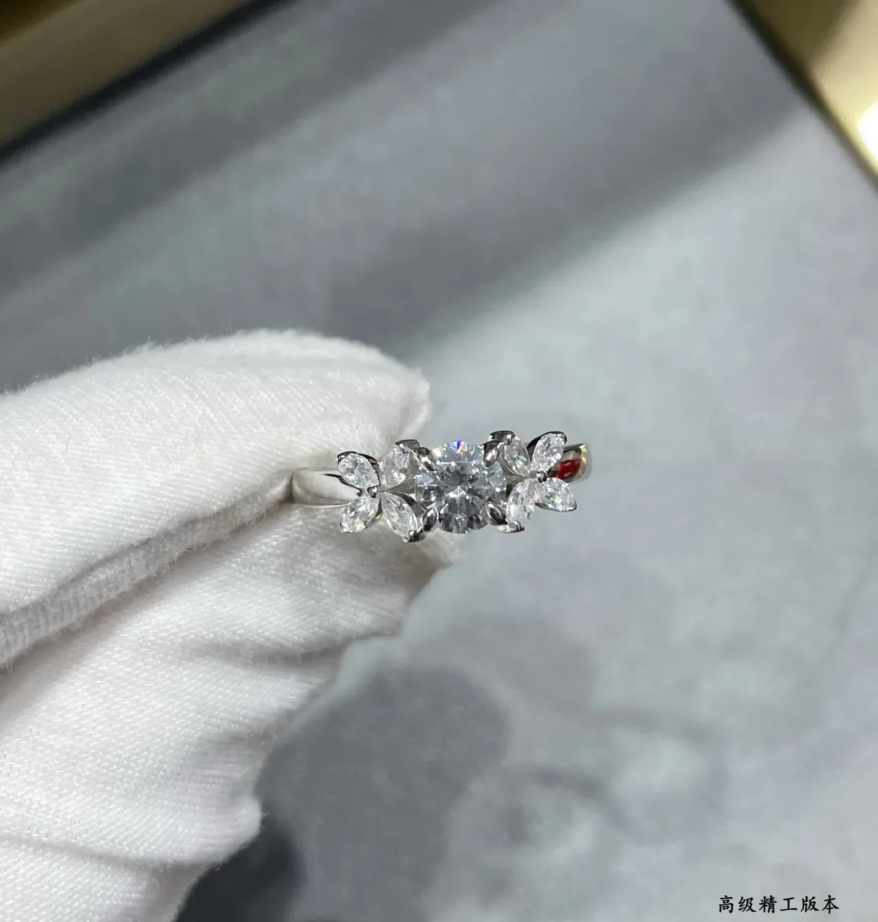 Van Cleef & Arpels Frivole फूलों का मोटिफ सफेद धातु हीरा अंगूठी 4