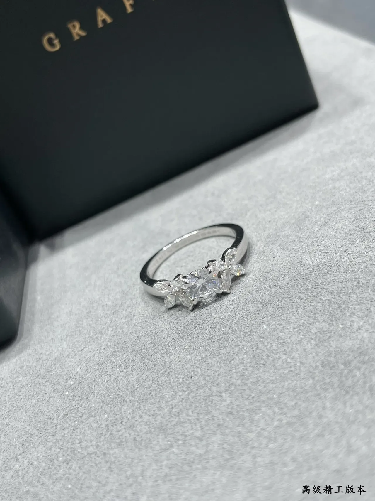Van Cleef & Arpels Frivole फूलों का मोटिफ सफेद धातु हीरा अंगूठी 5