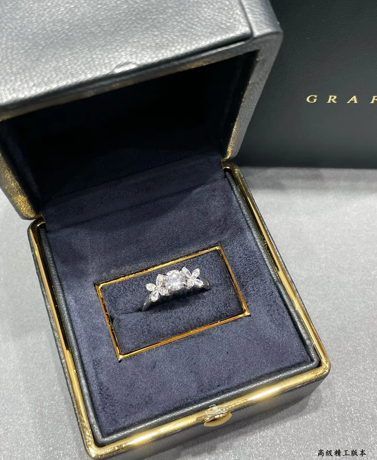 Van Cleef & Arpels Frivole फूलों का मोटिफ सफेद धातु हीरा अंगूठी 6