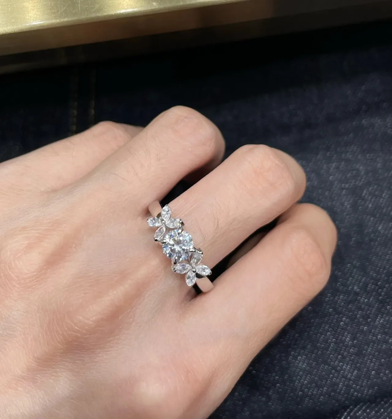 Van Cleef & Arpels Frivole फूलों का मोटिफ सफेद धातु हीरा अंगूठी 8