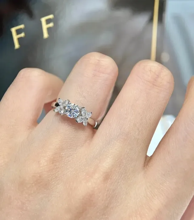 Van Cleef & Arpels Frivole फूलों का मोटिफ सफेद धातु हीरा अंगूठी 9