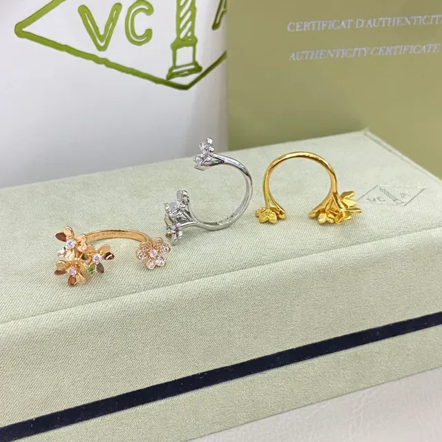 Van Cleef & Arpels Anillo Motivo Floral Pavé-Set en Oro y Plata 2