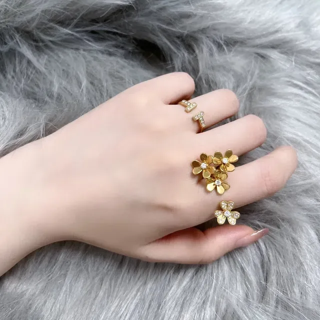 Van Cleef & Arpels Anillo Motivo Floral Pavé-Set en Oro y Plata 3