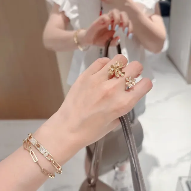 Van Cleef & Arpels Anillo Motivo Floral Pavé-Set en Oro y Plata 4