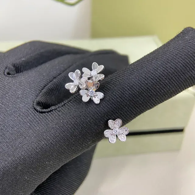 Van Cleef & Arpels Anillo Motivo Floral Pavé-Set en Oro y Plata 5