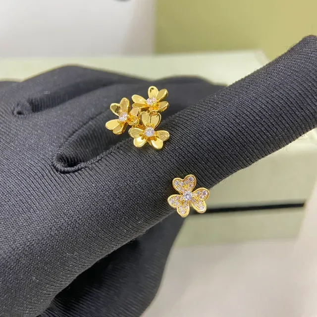 Van Cleef & Arpels Anillo Motivo Floral Pavé-Set en Oro y Plata 6