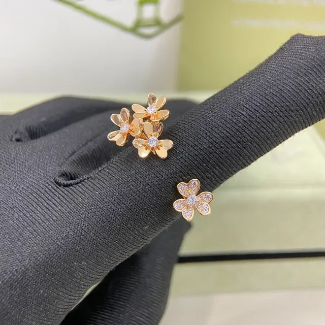 Van Cleef & Arpels Anillo Motivo Floral Pavé-Set en Oro y Plata 7