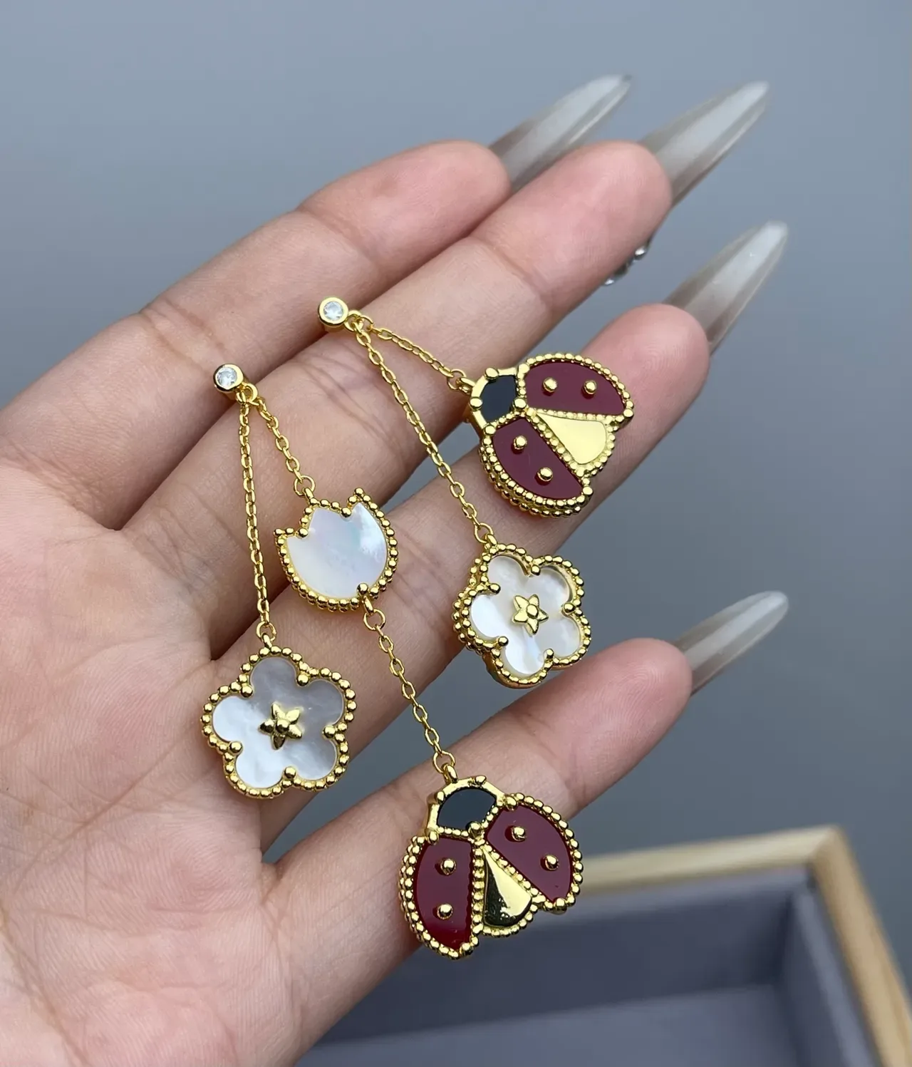 Van Cleef & Arpels সোনালি মাতৃপার্ল এবং এনামেল লেডিবাগ ক্লোভার ড্রপ কানের ফুল 2