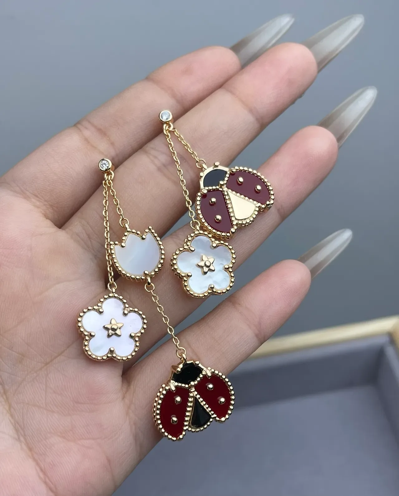 Van Cleef & Arpels সোনালি মাতৃপার্ল এবং এনামেল লেডিবাগ ক্লোভার ড্রপ কানের ফুল 3