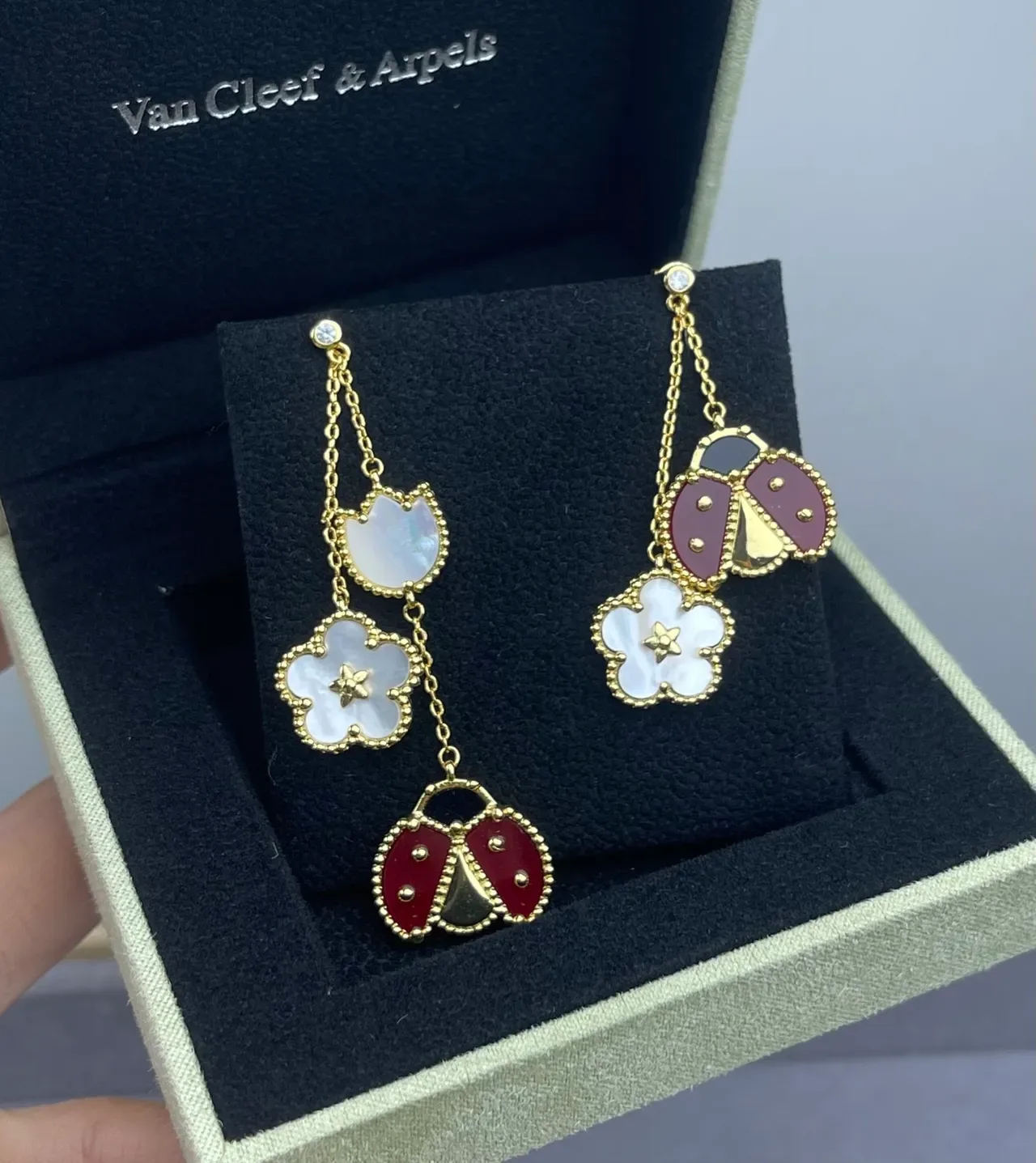 Van Cleef & Arpels সোনালি মাতৃপার্ল এবং এনামেল লেডিবাগ ক্লোভার ড্রপ কানের ফুল 4