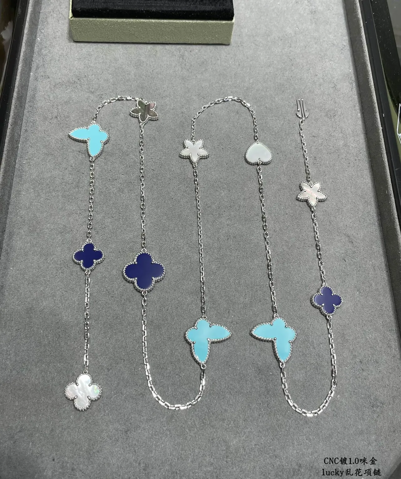 Van Cleef &amp; Arpels Lucky 多图案珐琅和珍珠母贝项链 7