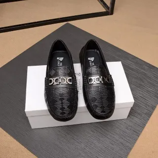Versace Noir Argent Motif Greca Embossé Boucle Mors de Cheval Métallique Loafer