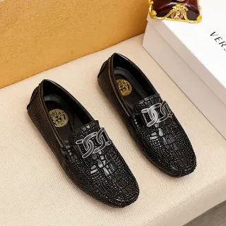 Versace Chain Reaction Mocassins pretos com embossagem de crocodilo e fivela de metal