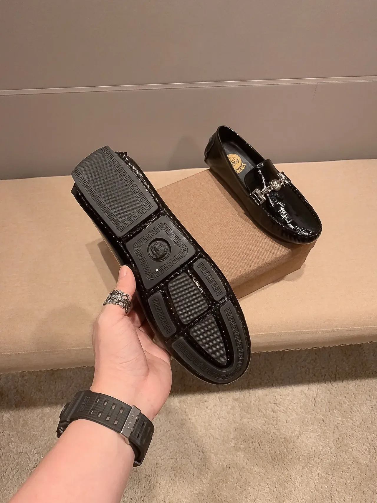 Versace Chain Reaction কালো প্যাটেন্ট লেদার লুফার 2