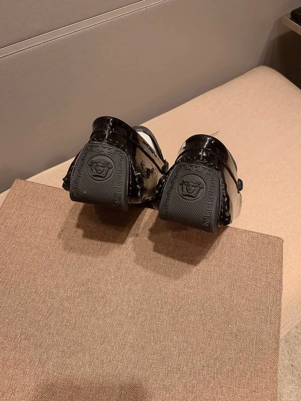 Versace Chain Reaction কালো প্যাটেন্ট লেদার লুফার 3