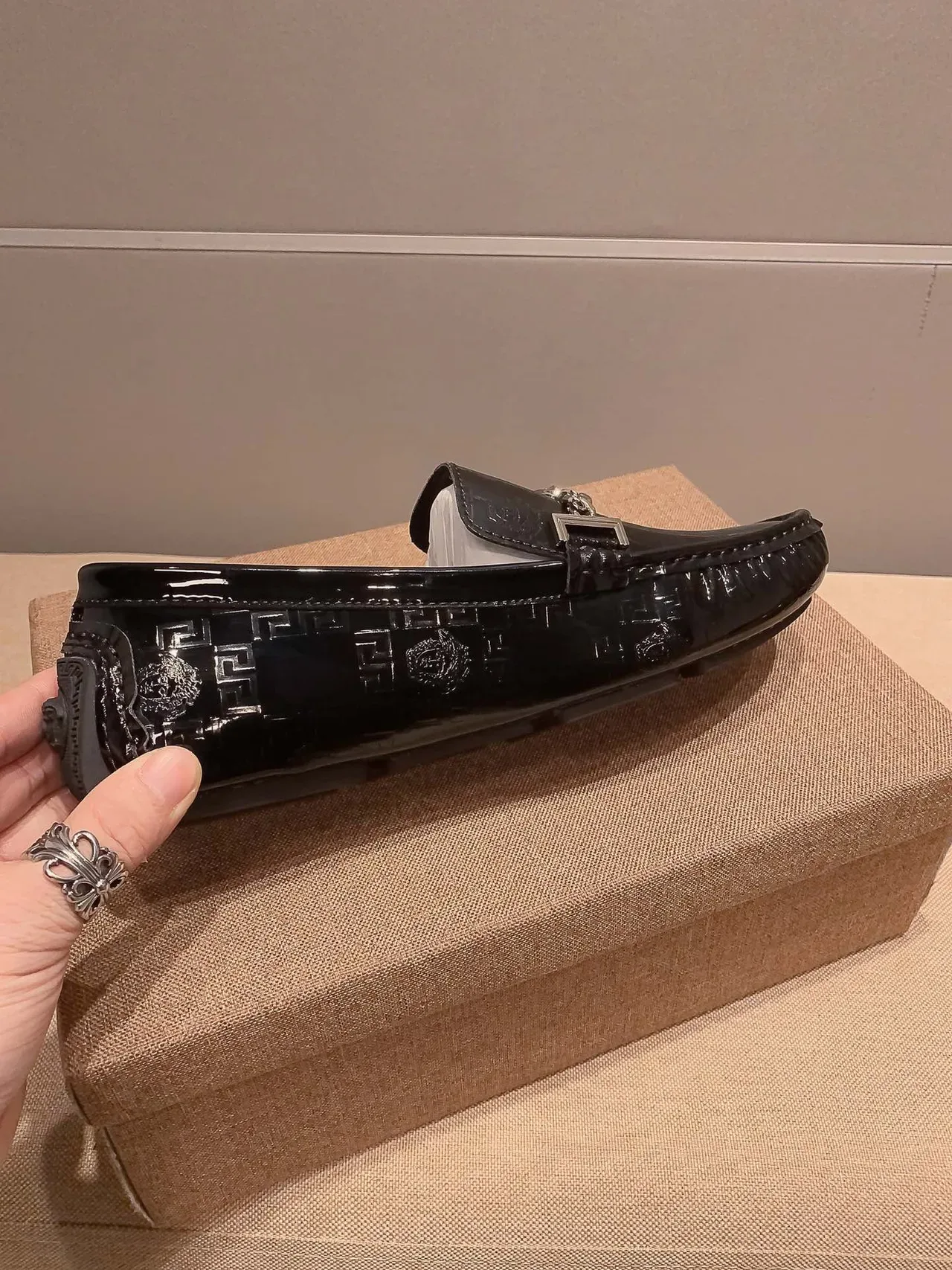 Versace Chain Reaction কালো প্যাটেন্ট লেদার লুফার 4