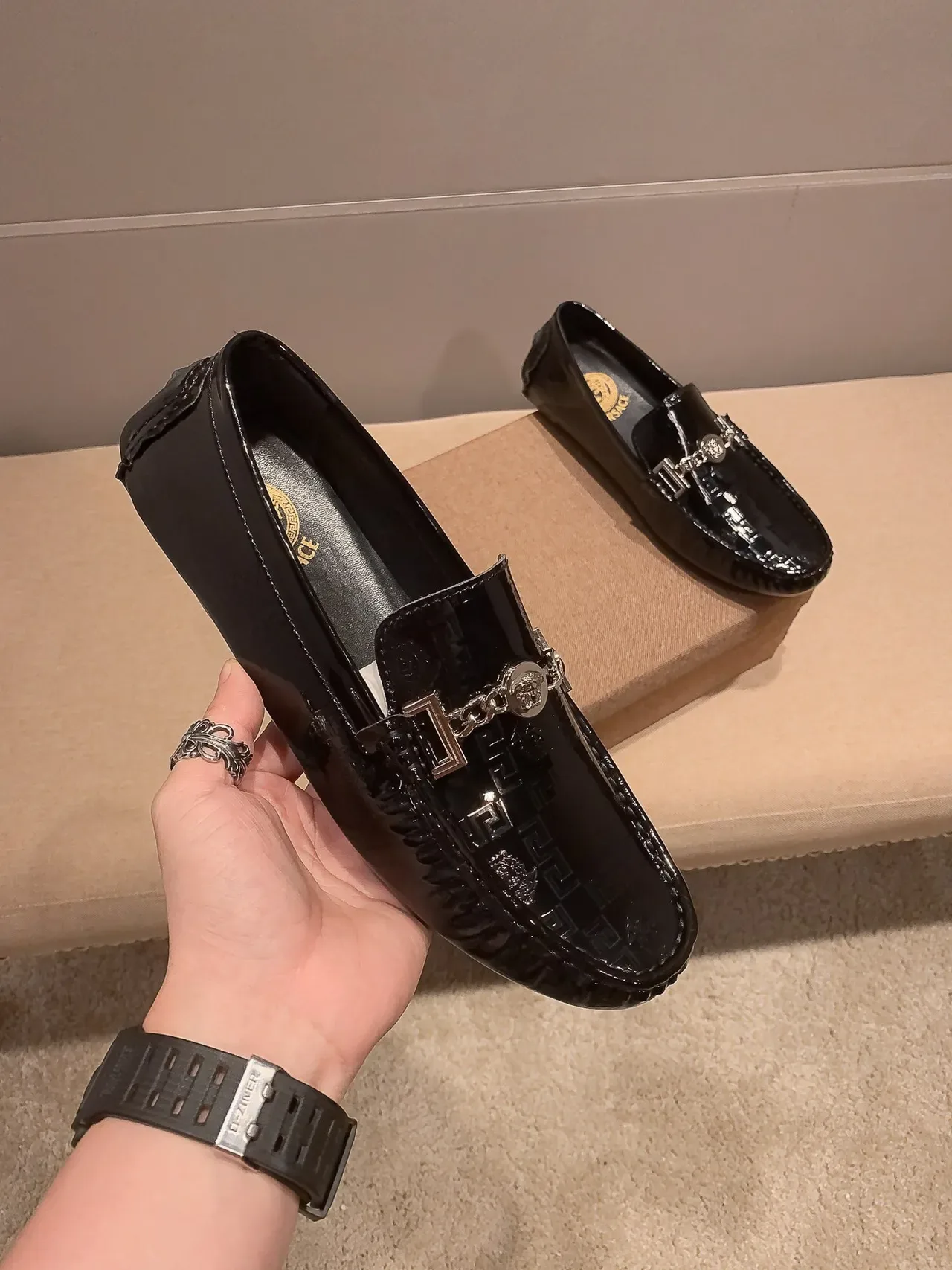 Versace Chain Reaction কালো প্যাটেন্ট লেদার লুফার 5