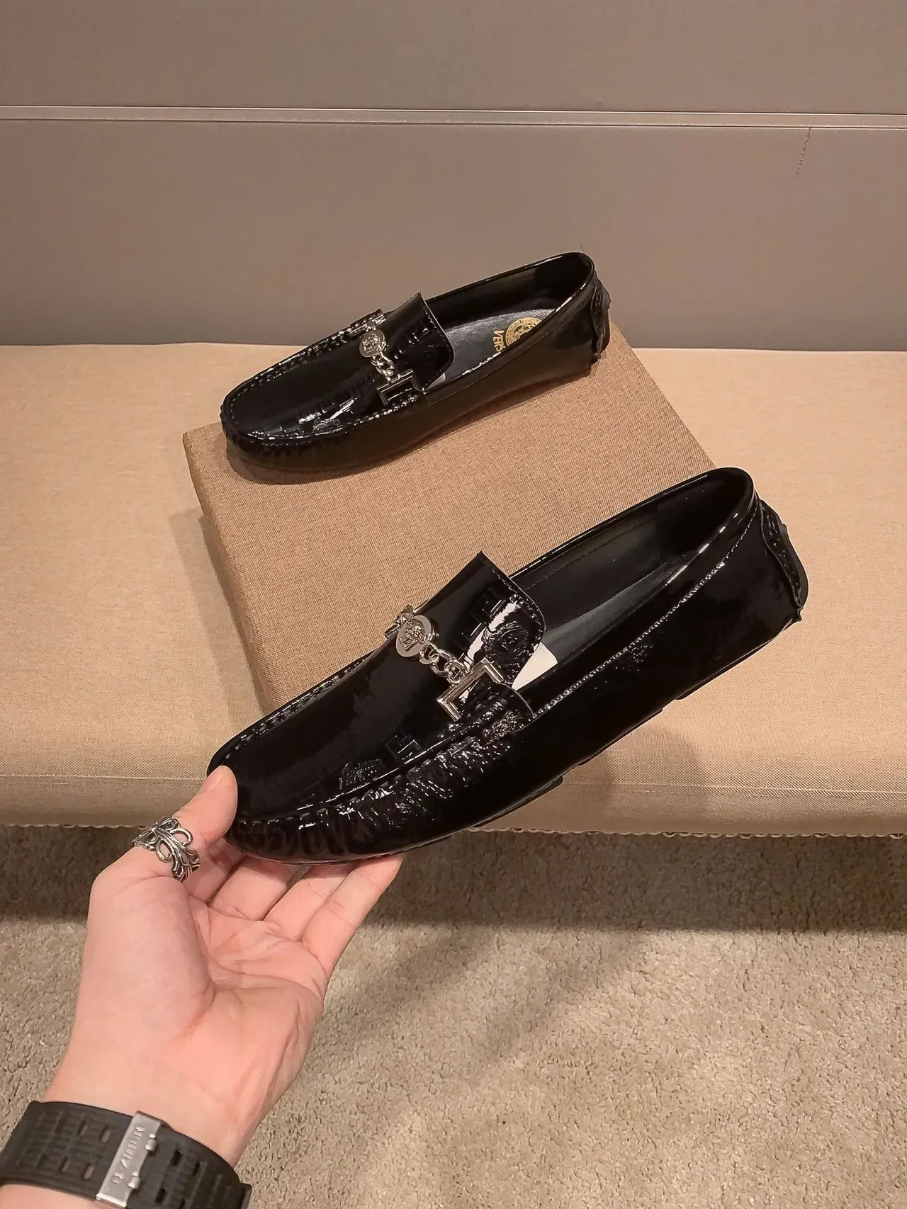 Versace Chain Reaction কালো প্যাটেন্ট লেদার লুফার 6
