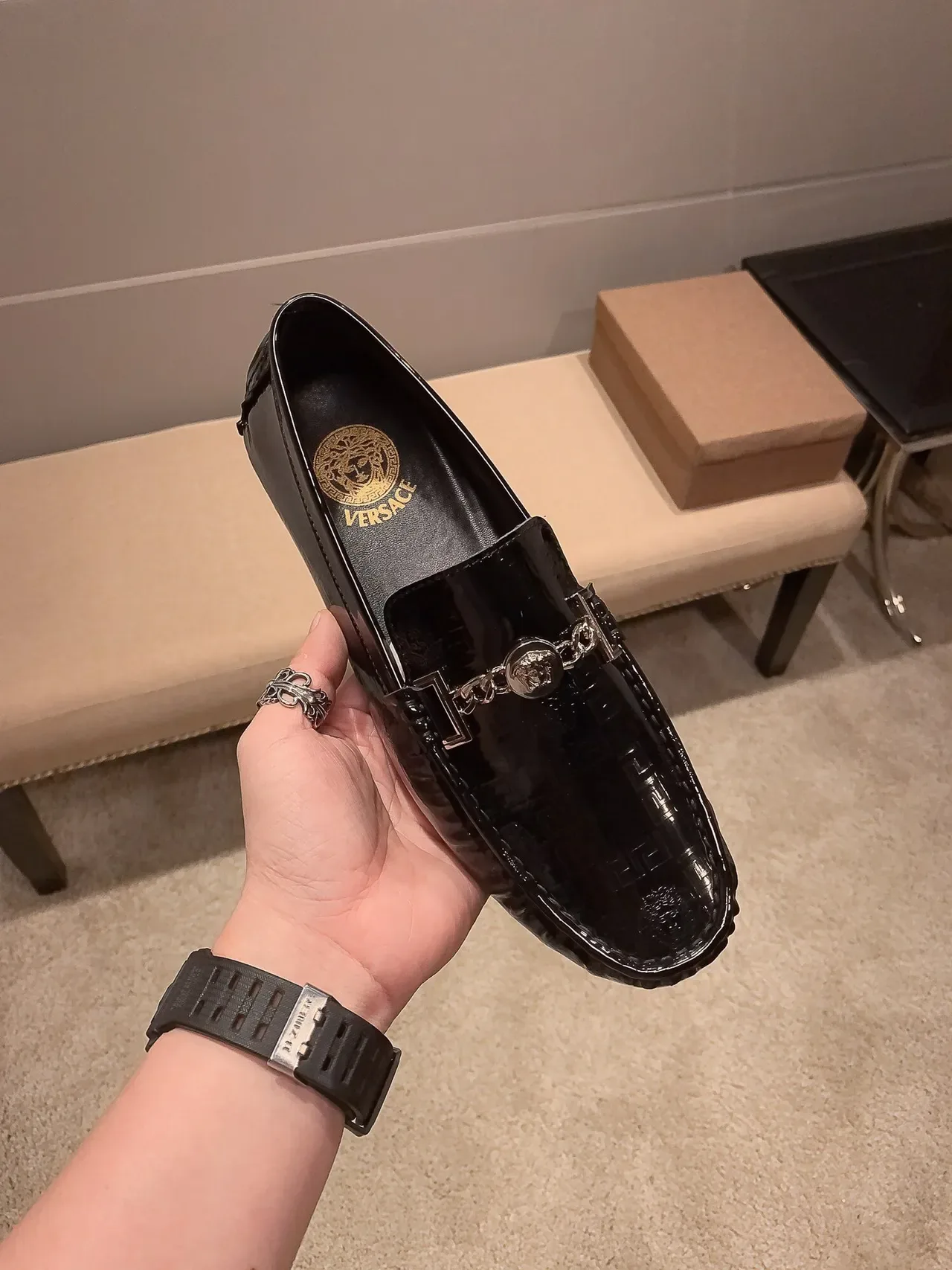 Versace Chain Reaction কালো প্যাটেন্ট লেদার লুফার 8