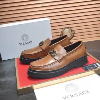 Versace Chain Reaction 棕黑驼 皮革 金属 V-Buckle 乐福鞋