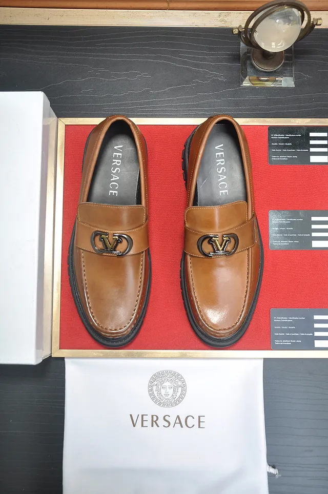 Versace Chain Reaction بني أسود بني جلد معدن V-Buckle لوفر 2