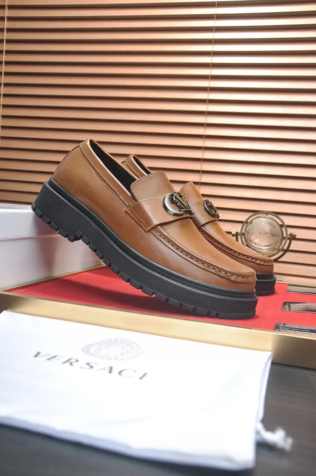 Versace Chain Reaction بني أسود بني جلد معدن V-Buckle لوفر 3