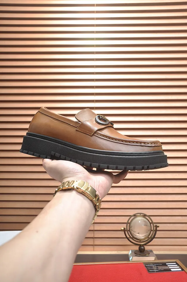 Versace Chain Reaction بني أسود بني جلد معدن V-Buckle لوفر 4