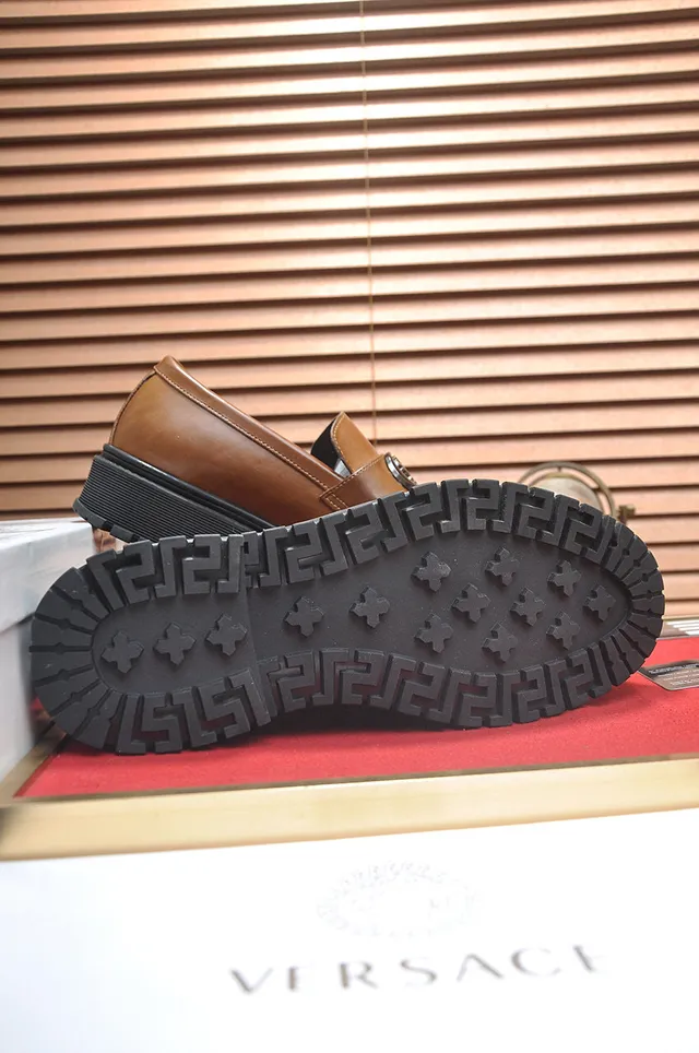 Versace Chain Reaction بني أسود بني جلد معدن V-Buckle لوفر 7