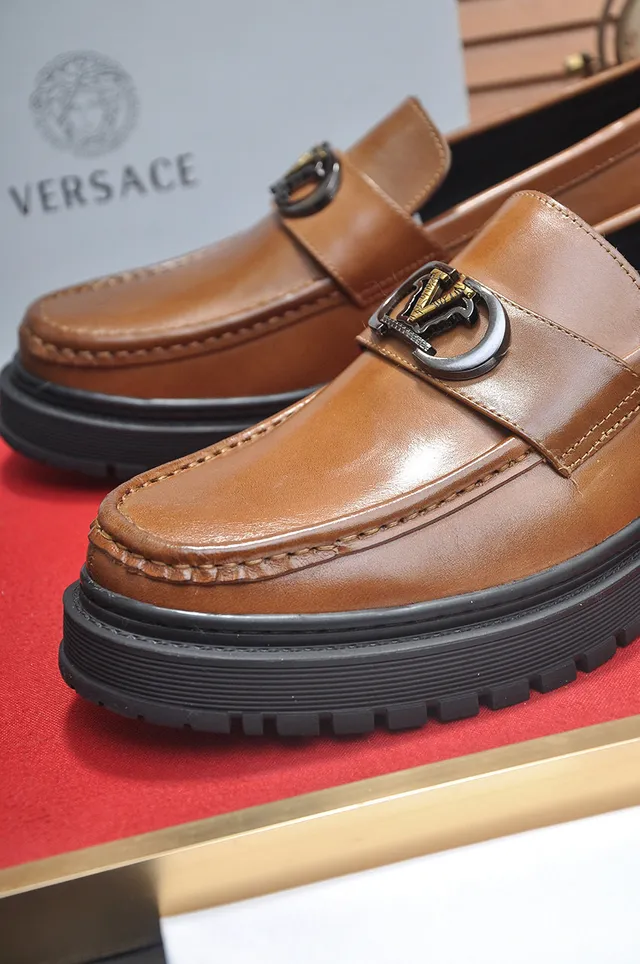 Versace Chain Reaction بني أسود بني جلد معدن V-Buckle لوفر 8