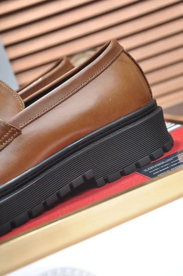 Versace Chain Reaction بني أسود بني جلد معدن V-Buckle لوفر 9