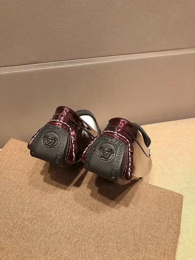 Versace Chain Reaction বার্গান্ডি প্যাটেন্ট লেদার লুফার 2