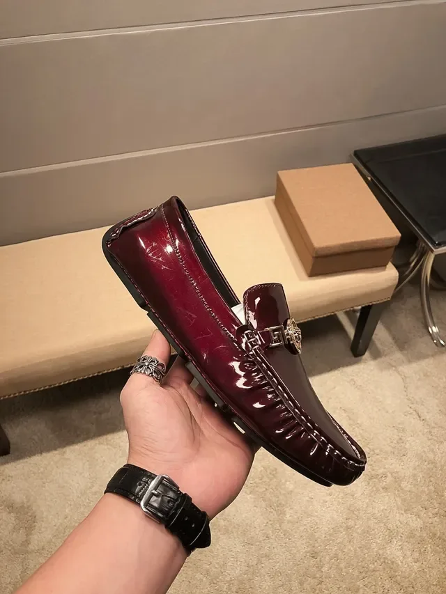 Versace Chain Reaction বার্গান্ডি প্যাটেন্ট লেদার লুফার 3