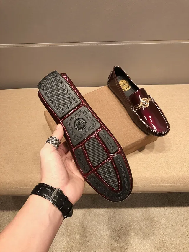 Versace Chain Reaction বার্গান্ডি প্যাটেন্ট লেদার লুফার 4