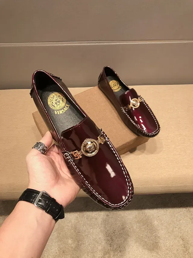 Versace Chain Reaction বার্গান্ডি প্যাটেন্ট লেদার লুফার 6