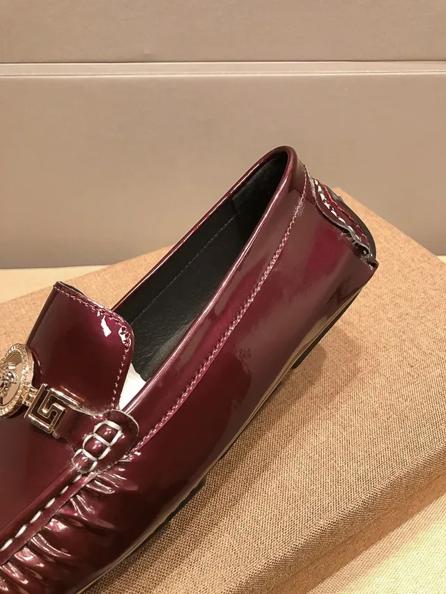 Versace Chain Reaction বার্গান্ডি প্যাটেন্ট লেদার লুফার 7