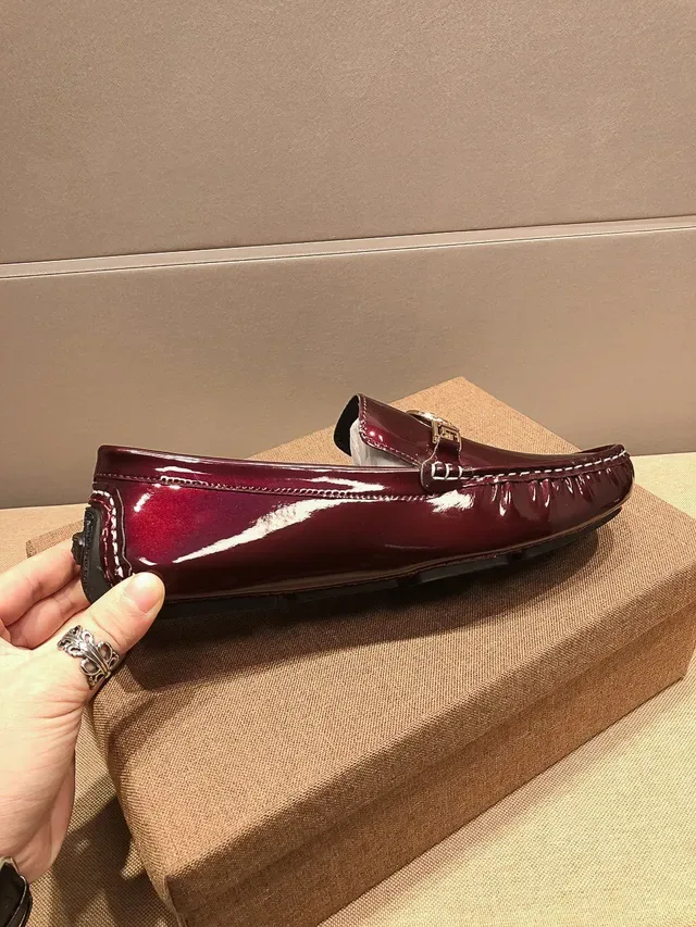 Versace Chain Reaction বার্গান্ডি প্যাটেন্ট লেদার লুফার 8
