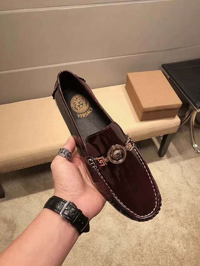 Versace Chain Reaction বার্গান্ডি প্যাটেন্ট লেদার লুফার 9