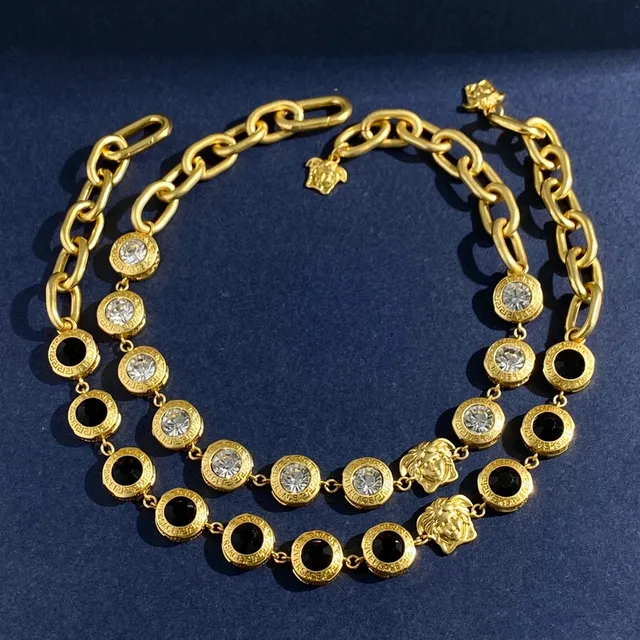Versace Chain Reaction Medusa y collar de cristal de tono dorado 2