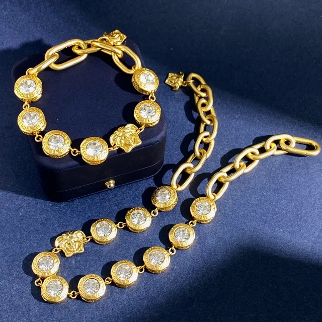 Versace Chain Reaction Medusa y collar de cristal de tono dorado 3