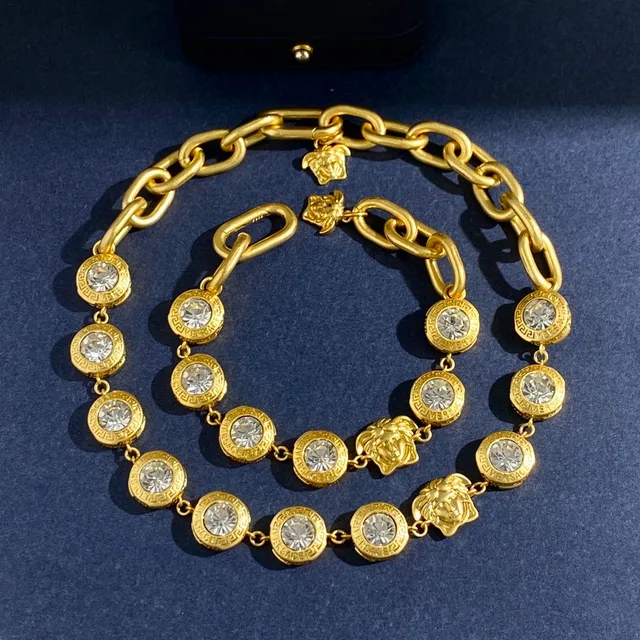 Versace Chain Reaction Medusa y collar de cristal de tono dorado 4