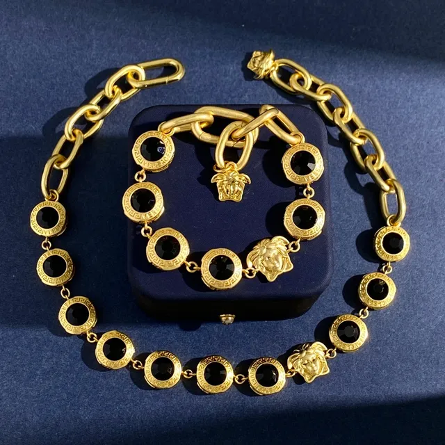 Versace Chain Reaction Medusa y collar de cristal de tono dorado 5