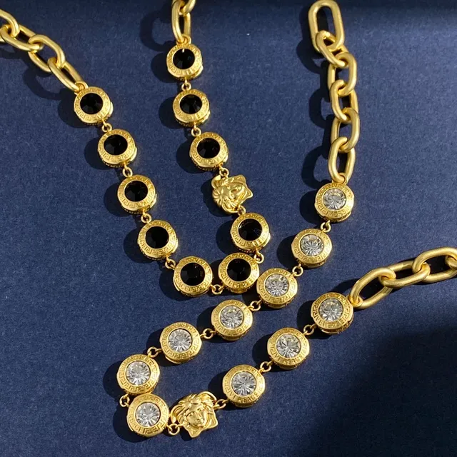 Versace Chain Reaction Medusa y collar de cristal de tono dorado 6