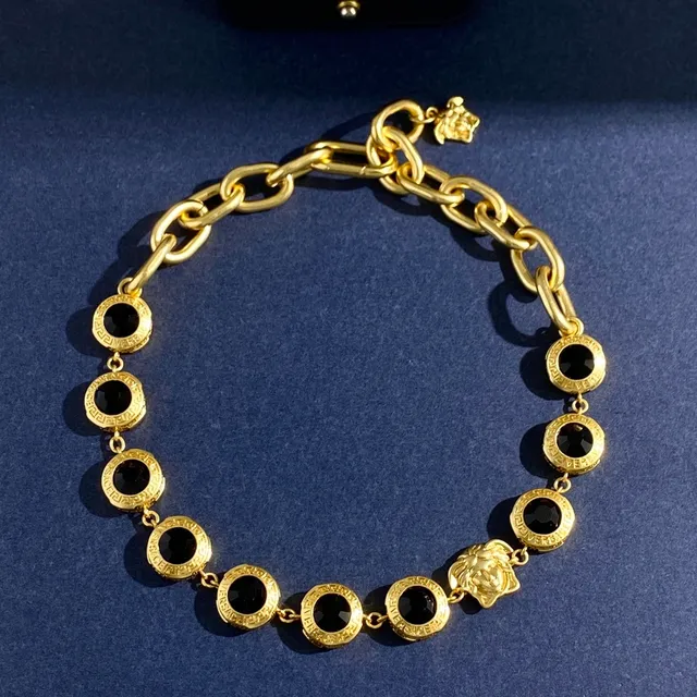 Versace Chain Reaction Medusa y collar de cristal de tono dorado 7