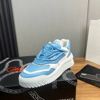 Versace Chain Reaction 浅蓝色和白色厚底运动鞋