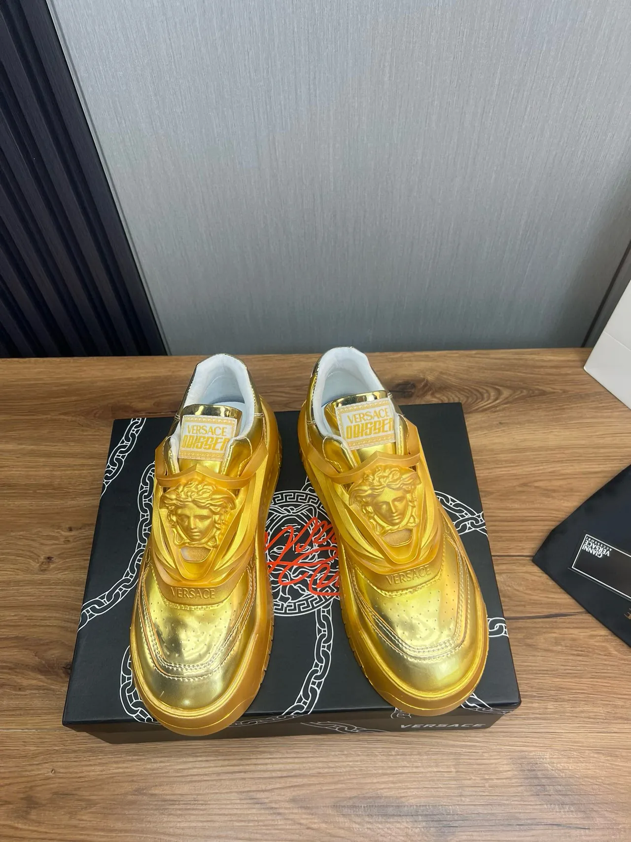 Versace Chain Reaction 金属金厚底运动鞋 2