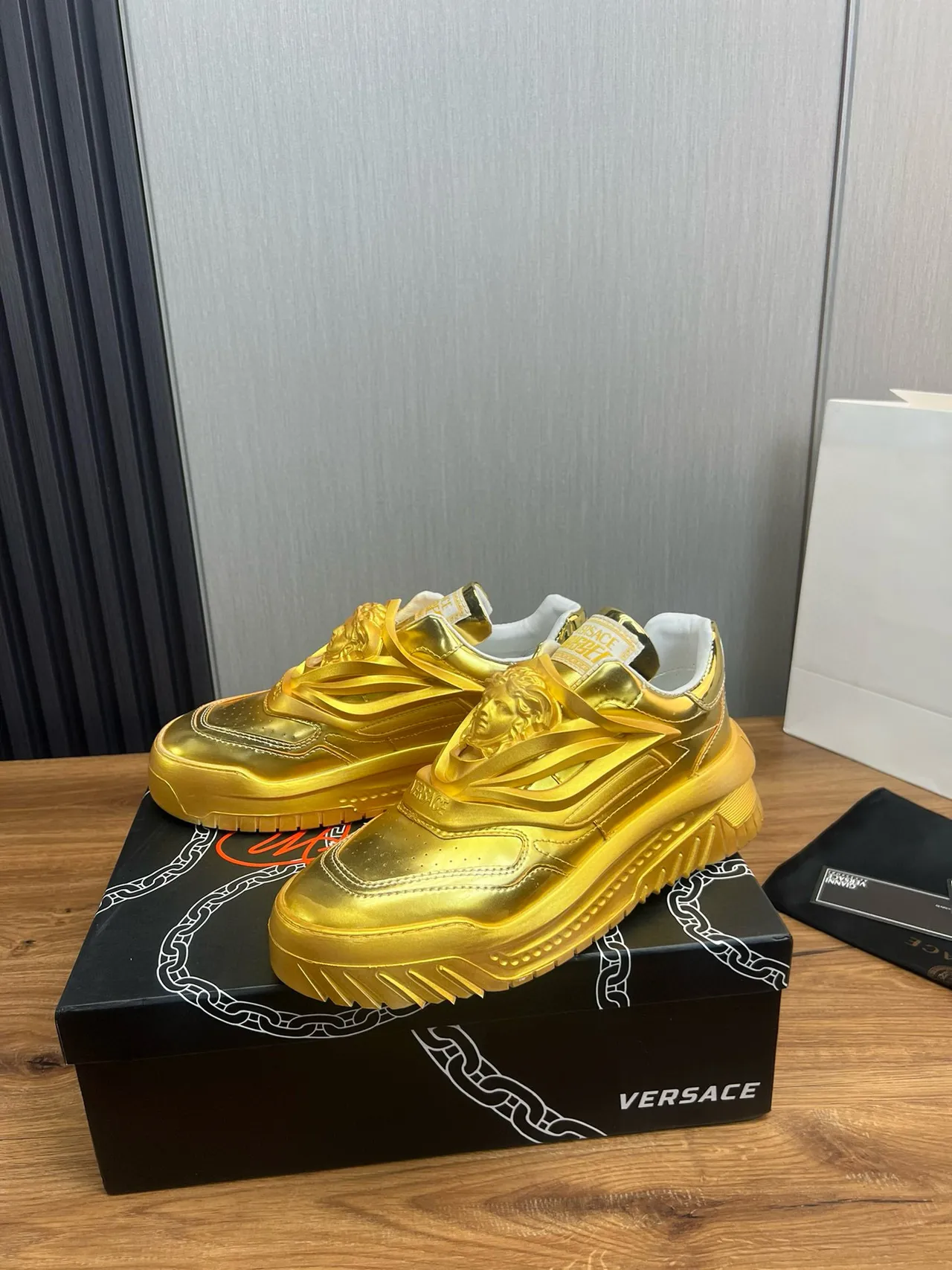Versace Chain Reaction 金属金厚底运动鞋 3